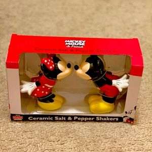 DISNEY kissing Mickey & Minnie salt&pepper shaker
